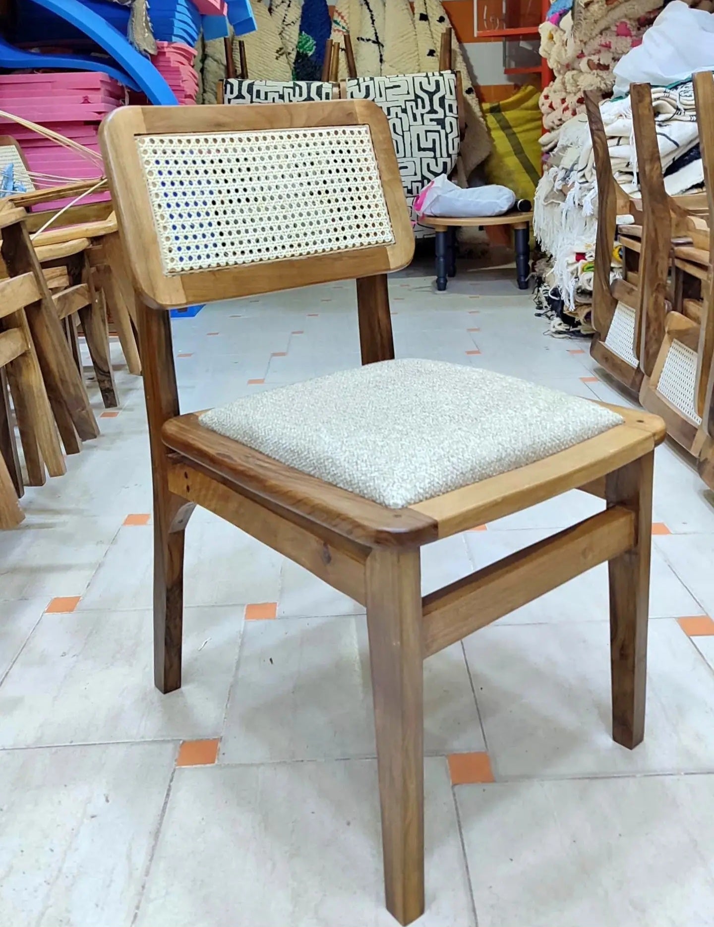 chaise en bois noyé massif